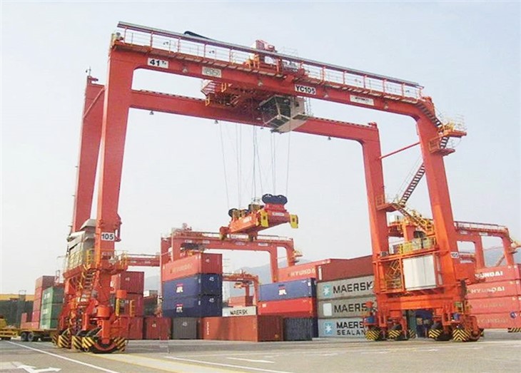 移動式ゴム-タイヤ付きガントリー クレーン (RTG)